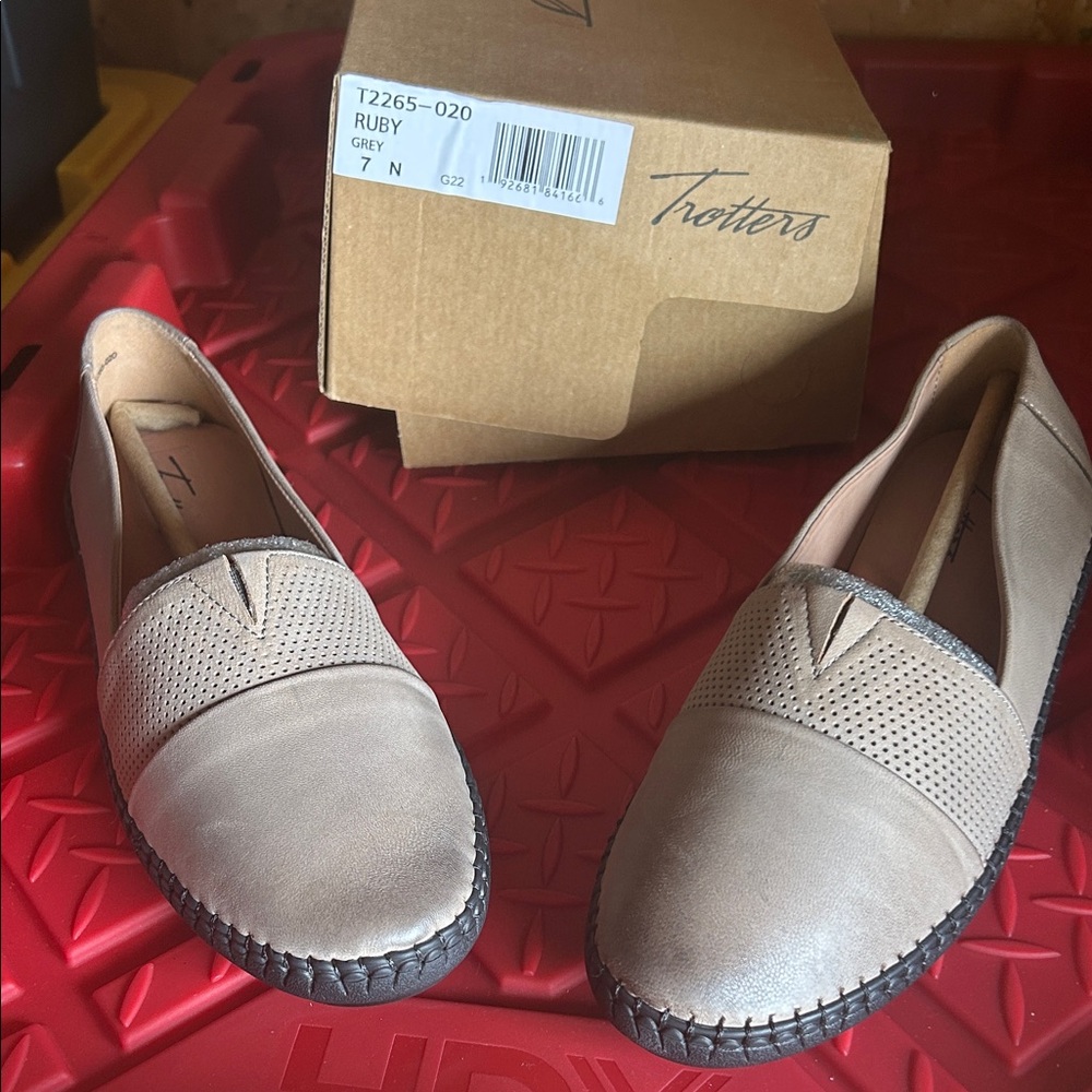 Trotters Ruby Women's Gray Flats